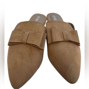 Musshoe women’s Tan suede with large bow sz 10 mules with a 1" heel 90s,office
